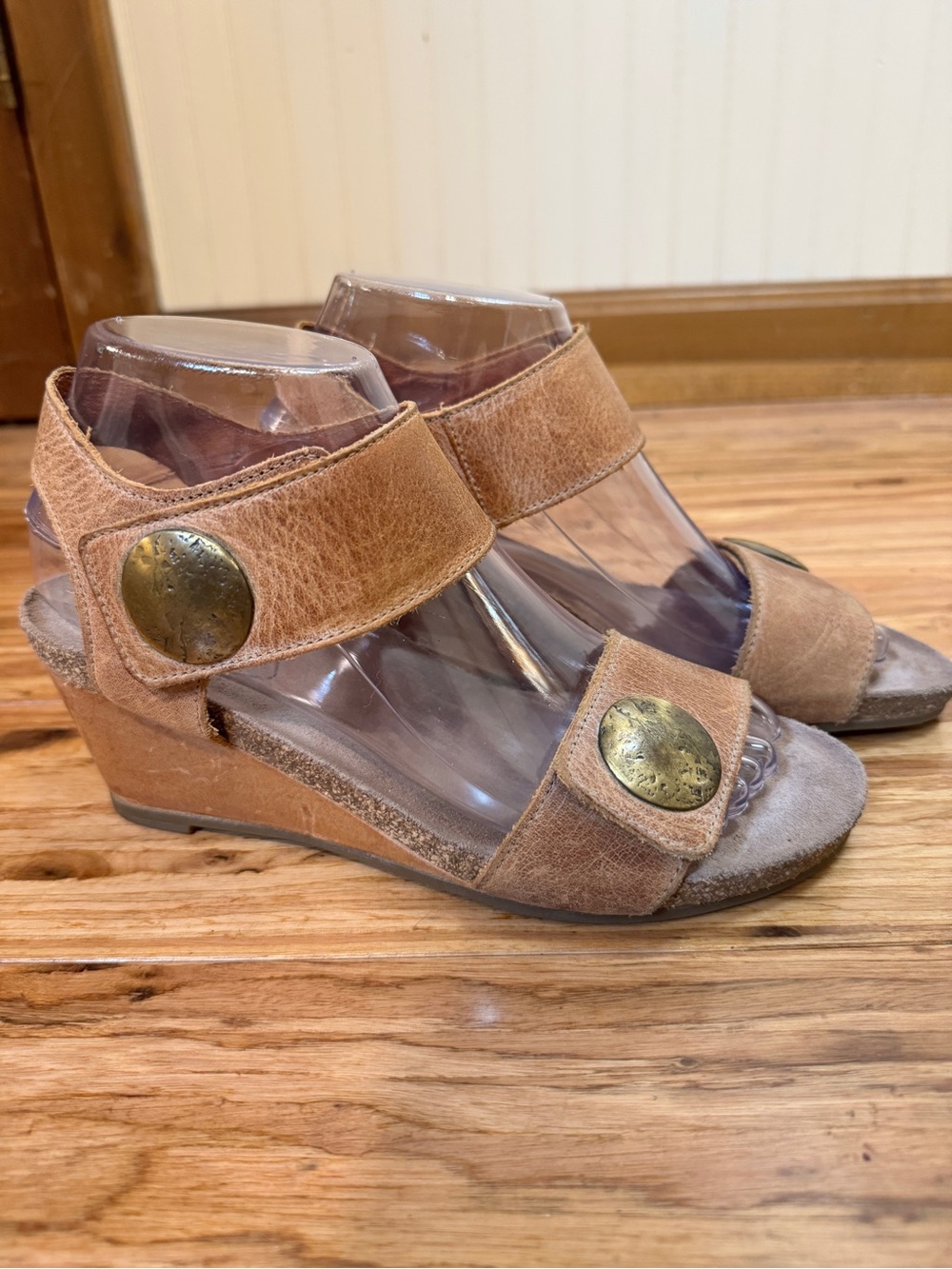 Taos Womens Carousel 2 Button Wedge Leather Sandals shoes sz 37 US 6/6.5